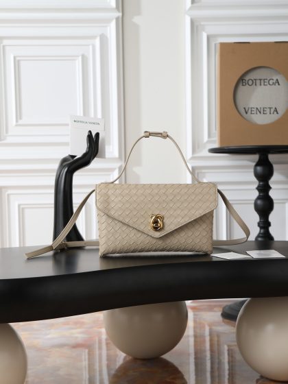 Bottega Veneta Knot Lock handbag in ecru moss leather